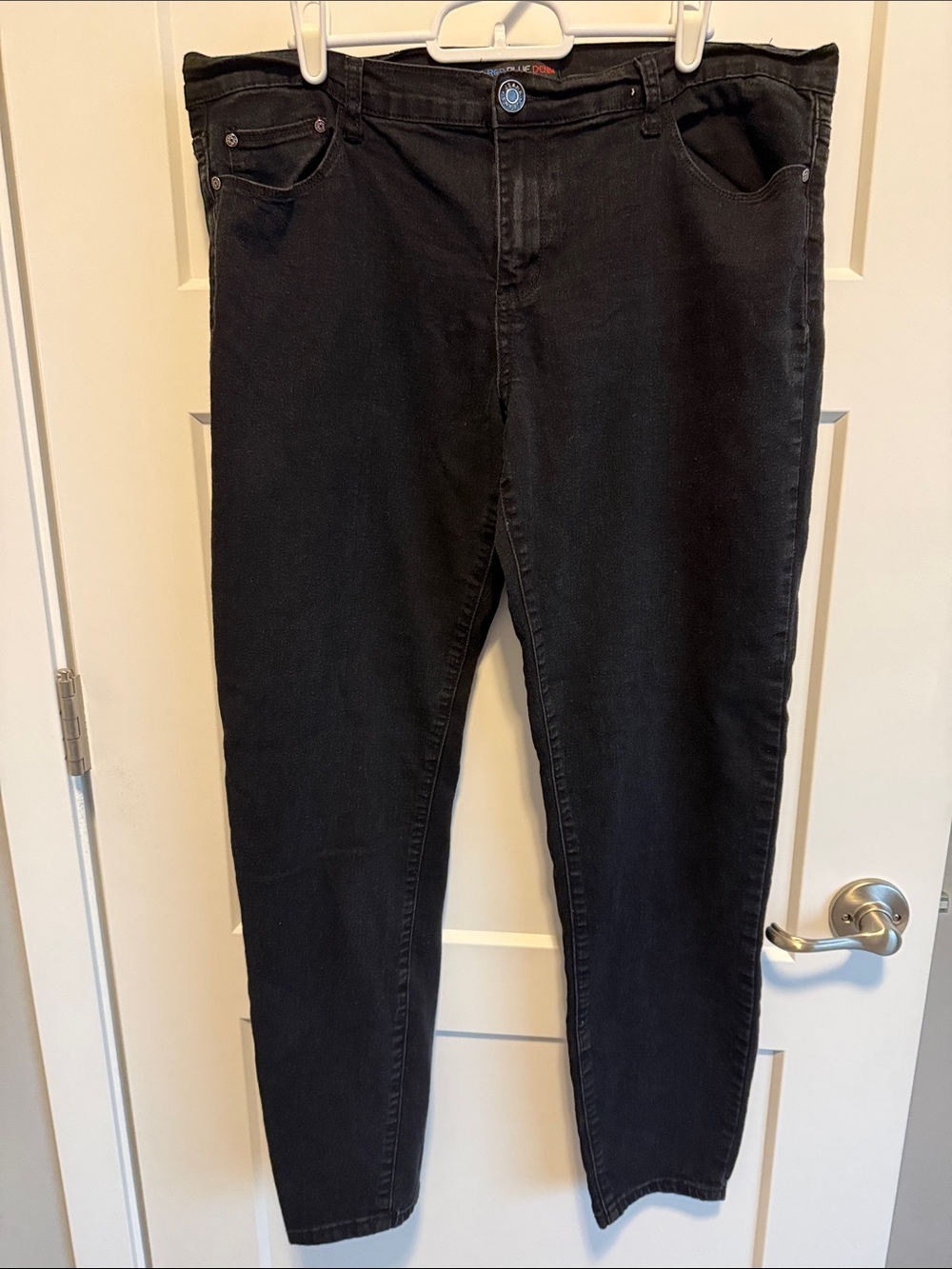 Like New! Black Skinny Stretch Jeans for Women - Sleek Slim Fit Red Blue Denim